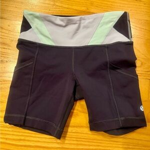 Lululemon Size 2 Blue/Purple Bike Shorts with pockets